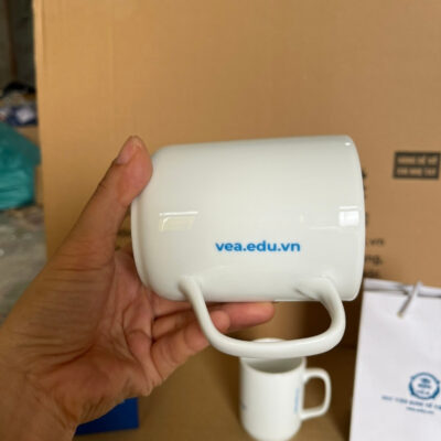 coc-su-bat-trang-in-logo-hoc-vien-kinh-te-viet-nam-dang-tru-quai-c-mau-trang (2)