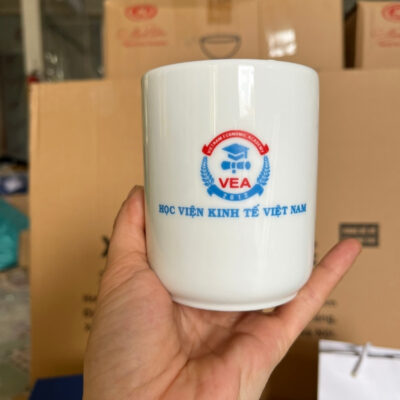 coc-su-bat-trang-in-logo-hoc-vien-kinh-te-viet-nam-dang-tru-quai-c-mau-trang (3)