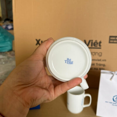 coc-su-bat-trang-in-logo-hoc-vien-kinh-te-viet-nam-dang-tru-quai-c-mau-trang (4)