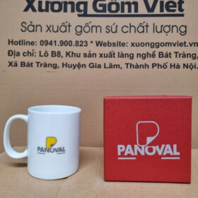 Cốc sứ Bát Tràng in logo PANOVAL màu trắng dáng trụ quai C XG-LS212