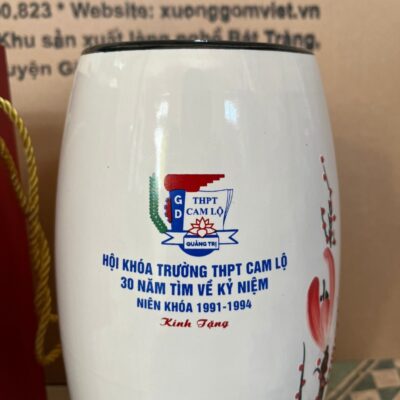 lo-hoa-gom-su-bat-trang-in-logo-hoi-khoa-truong-thpt-cam-lo-30-nam-tim-ve-ky-niem-nien-khoa-1991-1994-mau-trang-dang-bom-hoa-tiet-hoa-dao (3)