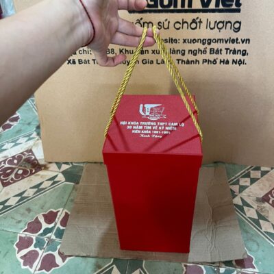 lo-hoa-gom-su-bat-trang-in-logo-hoi-khoa-truong-thpt-cam-lo-30-nam-tim-ve-ky-niem-nien-khoa-1991-1994-mau-trang-dang-bom-hoa-tiet-hoa-dao (5)