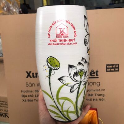 lo-hoa-gom-su-bat-trang-in-logo-tap-doan-bat-dong-san-thien-khoi-khoi-thien-quy-men-trang-dang-bom-hoa-tiet-hoa-sen (2)