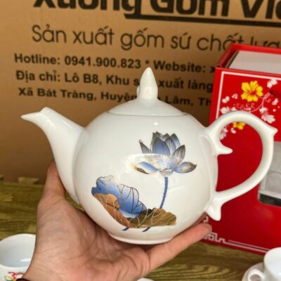 bo-am-chen-bat-trang-in-logo-ky-niem-30-nam-thanh-lap-thi-tran-duc-phong-mau-trang-buoi-nap-chop-lua-hoa-tiet-hoa-sen-xanh-vien-kim (2)