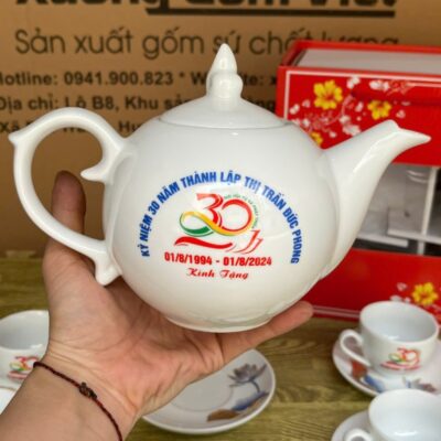 bo-am-chen-bat-trang-in-logo-ky-niem-30-nam-thanh-lap-thi-tran-duc-phong-mau-trang-buoi-nap-chop-lua-hoa-tiet-hoa-sen-xanh-vien-kim (3)