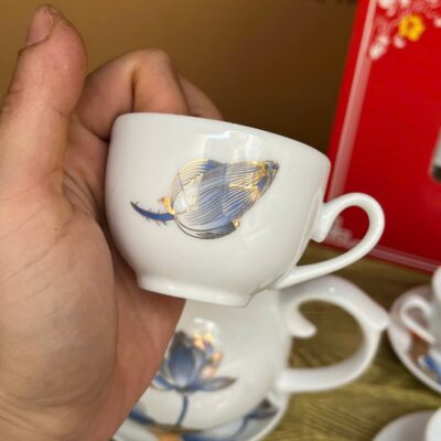 bo-am-chen-bat-trang-in-logo-ky-niem-30-nam-thanh-lap-thi-tran-duc-phong-mau-trang-buoi-nap-chop-lua-hoa-tiet-hoa-sen-xanh-vien-kim (4)