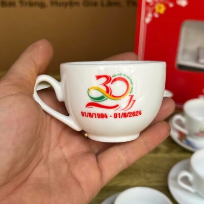 bo-am-chen-bat-trang-in-logo-ky-niem-30-nam-thanh-lap-thi-tran-duc-phong-mau-trang-buoi-nap-chop-lua-hoa-tiet-hoa-sen-xanh-vien-kim (5)