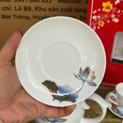 bo-am-chen-bat-trang-in-logo-ky-niem-30-nam-thanh-lap-thi-tran-duc-phong-mau-trang-buoi-nap-chop-lua-hoa-tiet-hoa-sen-xanh-vien-kim (6)