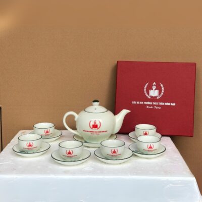 bo-am-chen-gom-su-bat-trang-in-logo-cuu-hs-9-5-truong-thcs-tran-hung-dao-hoa-tiet-hoa-sen-xanh-ve-tay (2)