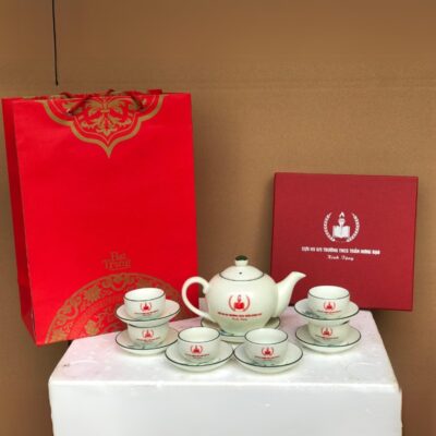 bo-am-chen-gom-su-bat-trang-in-logo-cuu-hs-9-5-truong-thcs-tran-hung-dao-hoa-tiet-hoa-sen-xanh-ve-tay (3)