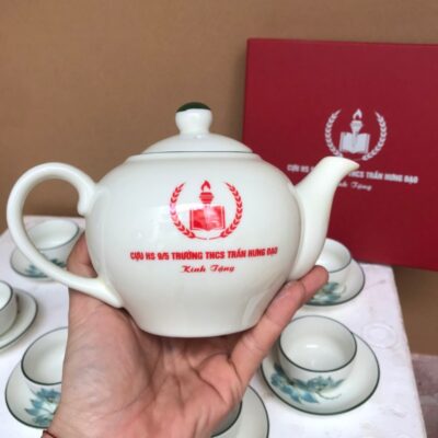 bo-am-chen-gom-su-bat-trang-in-logo-cuu-hs-9-5-truong-thcs-tran-hung-dao-hoa-tiet-hoa-sen-xanh-ve-tay (5)