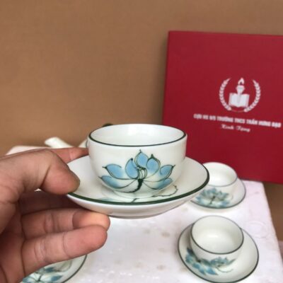 bo-am-chen-gom-su-bat-trang-in-logo-cuu-hs-9-5-truong-thcs-tran-hung-dao-hoa-tiet-hoa-sen-xanh-ve-tay (6)