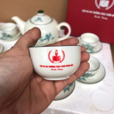 bo-am-chen-gom-su-bat-trang-in-logo-cuu-hs-9-5-truong-thcs-tran-hung-dao-hoa-tiet-hoa-sen-xanh-ve-tay (7)