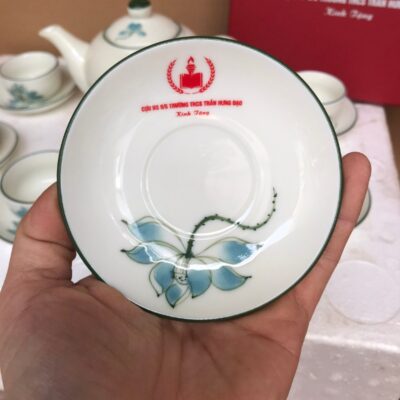 bo-am-chen-gom-su-bat-trang-in-logo-cuu-hs-9-5-truong-thcs-tran-hung-dao-hoa-tiet-hoa-sen-xanh-ve-tay (8)