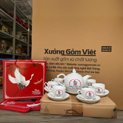 bo-am-chen-gom-su-bat-trang-in-logo-dai-hoi-mat-tran-to-quoc-viet-nam-huyen-nam-giang-dang-bau-tron-mau-trang-hoa-tiet-sen-vang-kim (2)