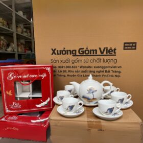 Bộ ấm chén gốm sứ Bát Tràng in logo Đại hội mặt trận tổ quốc Việt Nam màu trắng dáng bầu tròn họa tiết sen XG-AC108