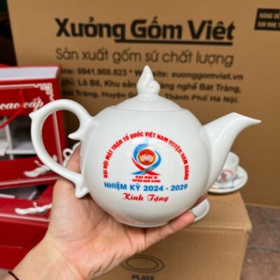 bo-am-chen-gom-su-bat-trang-in-logo-dai-hoi-mat-tran-to-quoc-viet-nam-huyen-nam-giang-dang-bau-tron-mau-trang-hoa-tiet-sen-vang-kim (3)