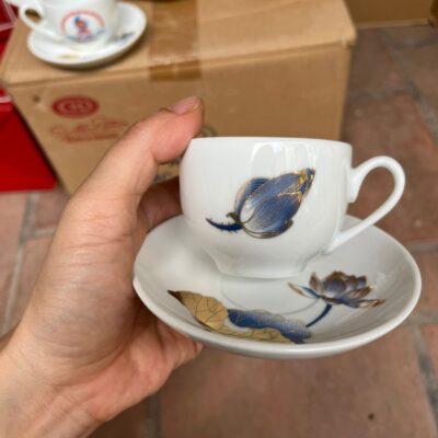 bo-am-chen-gom-su-bat-trang-in-logo-dai-hoi-mat-tran-to-quoc-viet-nam-huyen-nam-giang-dang-bau-tron-mau-trang-hoa-tiet-sen-vang-kim (5)