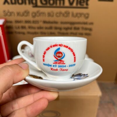 bo-am-chen-gom-su-bat-trang-in-logo-dai-hoi-mat-tran-to-quoc-viet-nam-huyen-nam-giang-dang-bau-tron-mau-trang-hoa-tiet-sen-vang-kim (6)