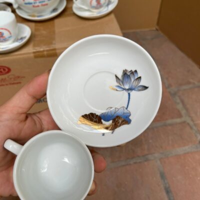 bo-am-chen-gom-su-bat-trang-in-logo-dai-hoi-mat-tran-to-quoc-viet-nam-huyen-nam-giang-dang-bau-tron-mau-trang-hoa-tiet-sen-vang-kim (7)