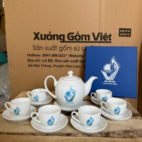 Bộ ấm chén gốm sứ Bát Tràng in logo đại hội màu trắng dáng bầu tròn XG-AC115