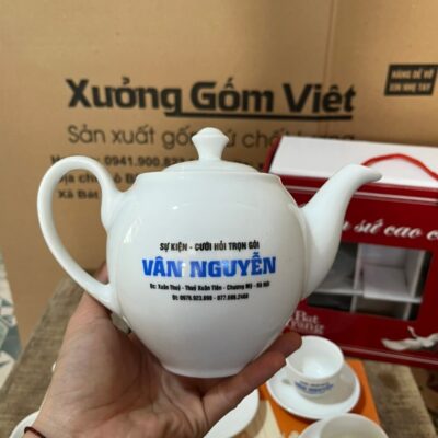 bo-am-chen-gom-su-bat-trang-in-logo-su-kien-cuoi-hoi-tron-goi-van-nguyen-mau-trang-dang-bau-tron (2)