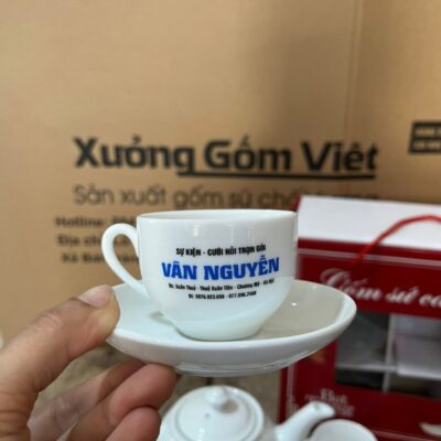 bo-am-chen-gom-su-bat-trang-in-logo-su-kien-cuoi-hoi-tron-goi-van-nguyen-mau-trang-dang-bau-tron (3)