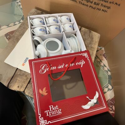 bo-am-chen-gom-su-bat-trang-in-logo-su-kien-cuoi-hoi-tron-goi-van-nguyen-mau-trang-dang-bau-tron (6)