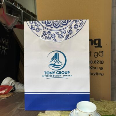 bo-am-chen-gom-su-bat-trang-in-logo-tony-group-dang-buoi-canh-mau-trang (3)