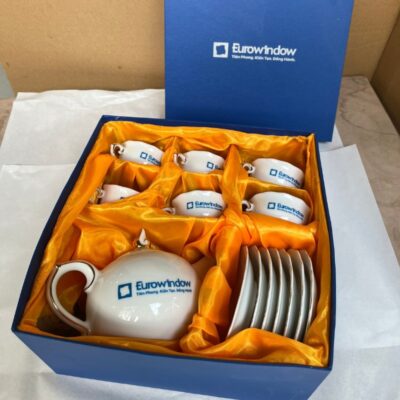 bo-am-chen-in-logo-eurowindow-ve-chi-vang-mau-trang (7)