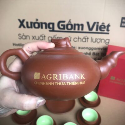 bo-am-chen-tu-sa-bat-trang-in-logo-ngan-hang-agribank-chi-nhanh-thua-thien-hue-dang-bau-tron-mau-nau (3)