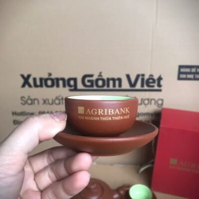 bo-am-chen-tu-sa-bat-trang-in-logo-ngan-hang-agribank-chi-nhanh-thua-thien-hue-dang-bau-tron-mau-nau (4)