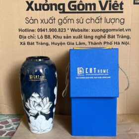 Lọ hoa gốm sứ in logo màu xanh dương đậm họa tiết hoa sen trắng XG-LH59