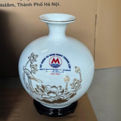 Bình hút lộc gốm sứ Bát Tràng in logo Kỷ Niệm 40 Năm Ngày Thành Lập Công Ty Công Nghiệp Hóa Chất Mỏ Nam Bộ (24/10/1984-24/10/2024) màu trắng họa tiết hoa sen vàng kim