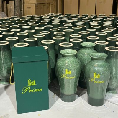 Lọ hoa gốm sứ Bát Tràng in logo Prime men hỏa biến dáng đùi dế màu xanh lá