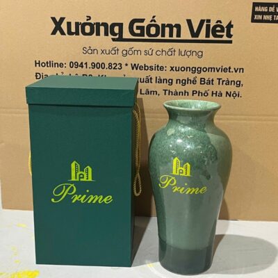 Lọ hoa gốm sứ Bát Tràng in logo Prime men hỏa biến dáng đùi dế màu xanh lá