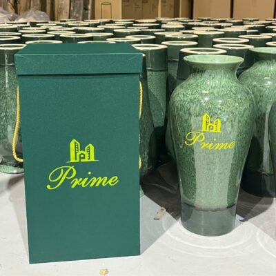 Lọ hoa gốm sứ Bát Tràng in logo Prime men hỏa biến dáng đùi dế màu xanh lá